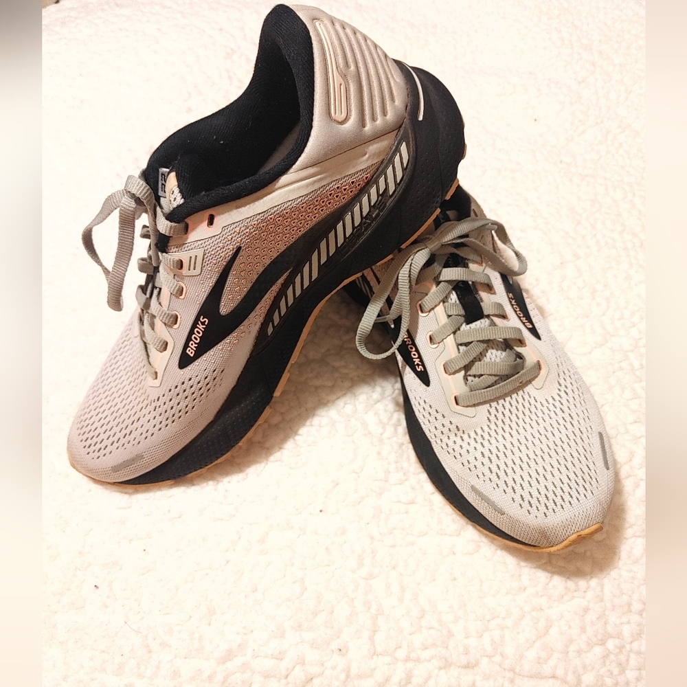 Brooks Adrenaline GTS 22 Size 9